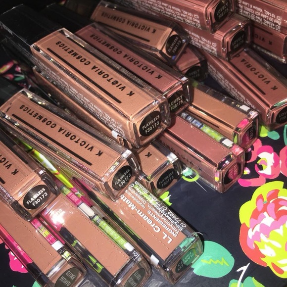 Shameless matte lipsticks - Picture 1 of 3